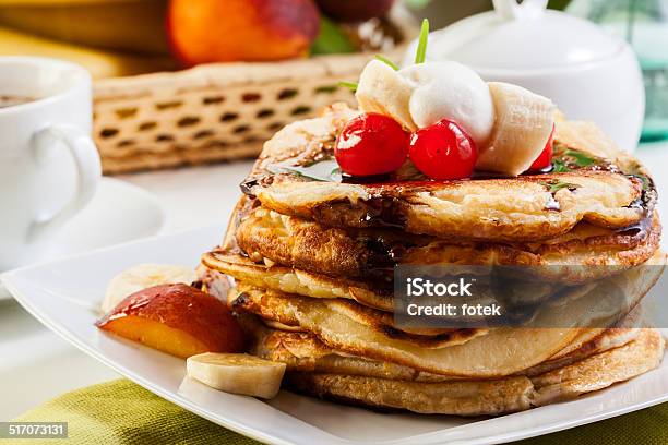 Panqueques Con Frutas Y Una Salsa De Chocolate Foto de stock y más banco de imágenes de Alimento - Alimento, Café - Bebida, Chocolate