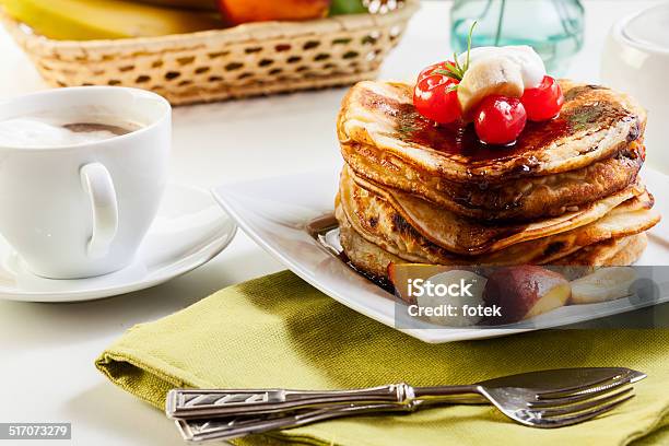 Panqueques Con Frutas Y Una Salsa De Chocolate Foto de stock y más banco de imágenes de Alimento - Alimento, Café - Bebida, Chocolate