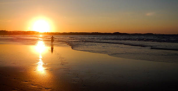 夕日のシルエット - gold coast australia lifeguard sea ストックフォトと画像