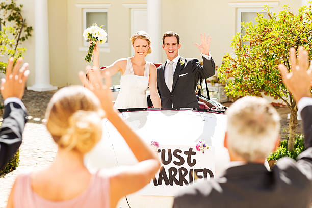 noiva e noivo acenando em conversível carro em clientes - traditional ceremony sign symbol wedding imagens e fotografias de stock