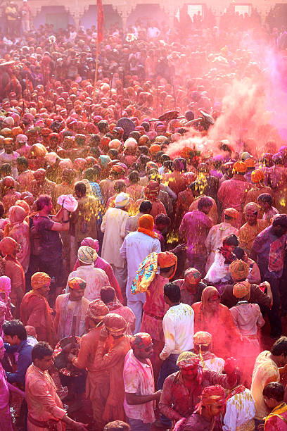 indio pueblo celebrar holi - ethnic editorial make up colors fotografías e imágenes de stock