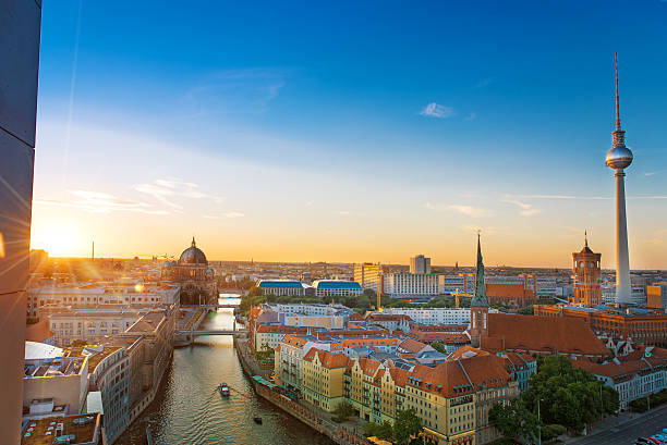 com vista para a catedral de berlim e da torre de televisão ao pôr do sol - berlin germany television tower communications tower alexanderplatz - fotografias e filmes do acervo