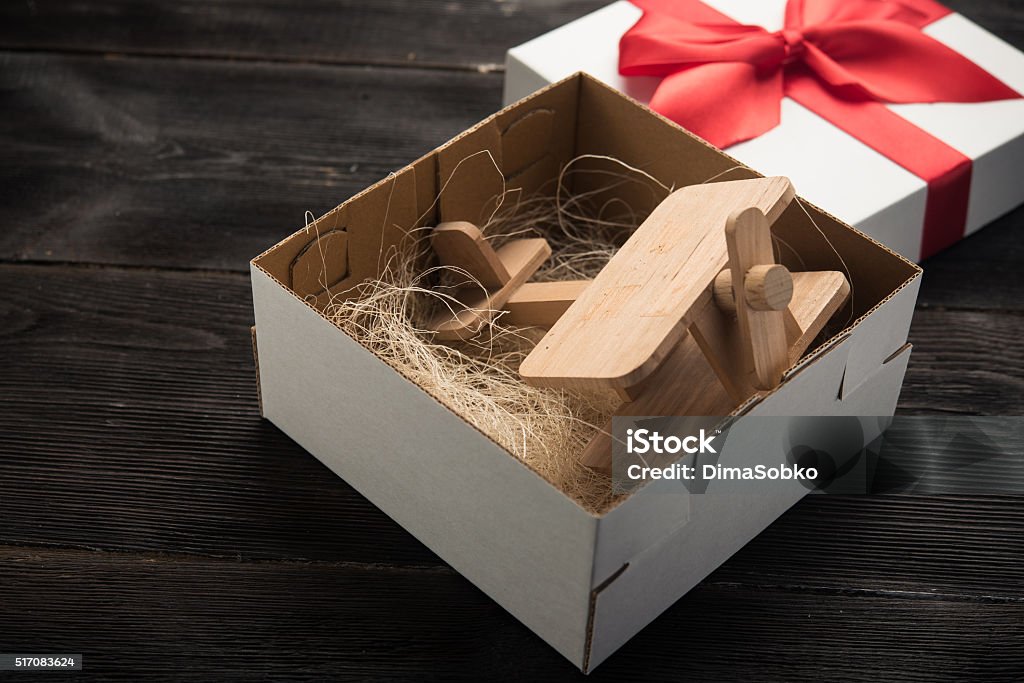 Avión en caja de regalo - Foto de stock de Avión libre de derechos