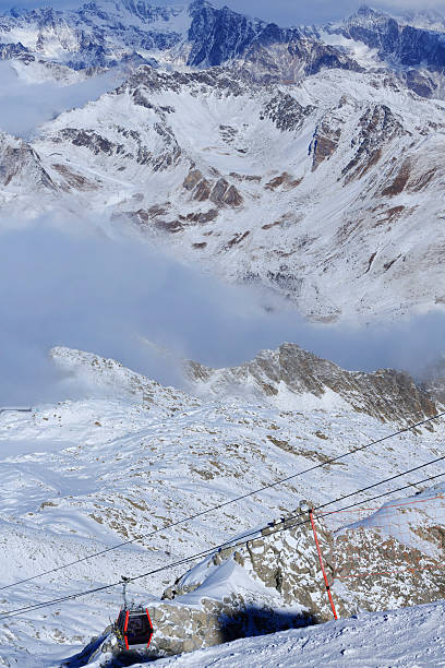 teleférico teleférico estância de esqui de montanha alpes italianos - overhead cable car dolomites italy snow imagens e fotografias de stock