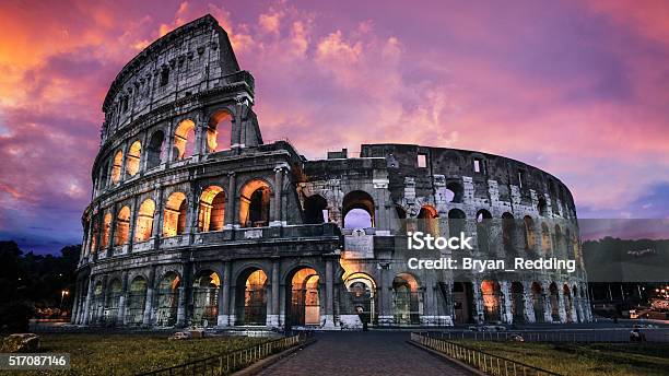 Dramatische Kolosseum In Der Dämmerung In Rom Italien Stockfoto und mehr Bilder von Kolosseum