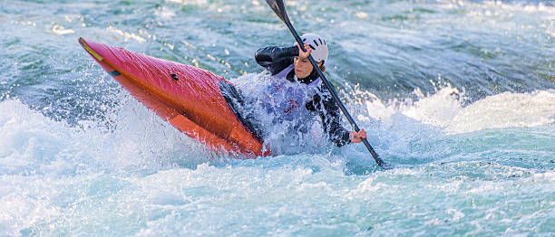 female kayaker 패들링 in 화이트워터 - 카약 카누와 카약 뉴스 사진 이미지