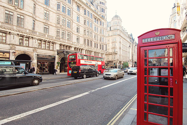 ストランドでロンドンに電話のブース - bus taxi london england double decker bus ストックフォトと画像