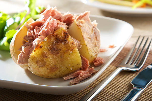 atún con papas horneadas (sin mayonesa - patata al horno fotografías e imágenes de stock