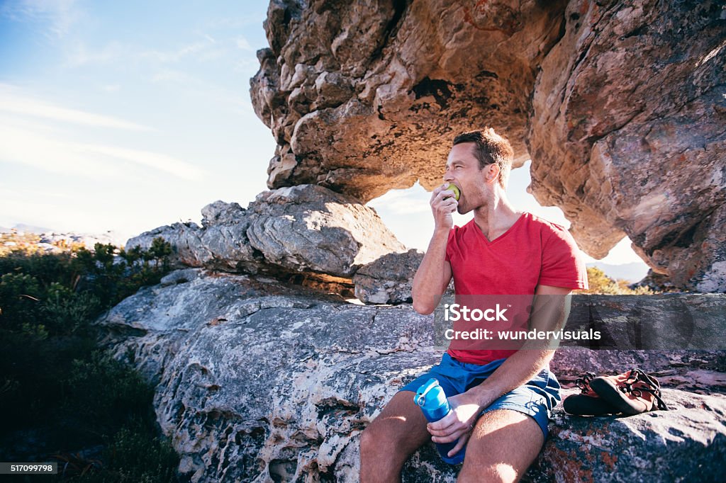 Kletterer Mann Essen Apfel während der Rest von Extreme Klettern - Lizenzfrei Essen - Mund benutzen Stock-Foto