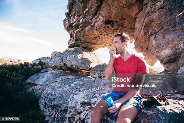 Kletterer Mann Essen Apfel Während Der Rest Von Extreme Klettern Stockfoto und mehr Bilder von Essen - Mund benutzen
