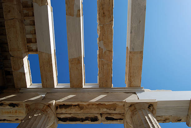 propileos a la acrópolis - column gate classical greek roof fotografías e imágenes de stock