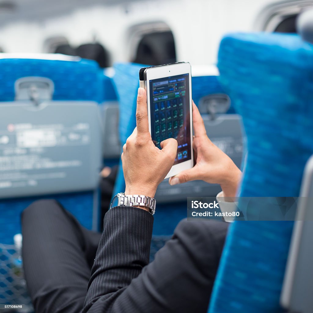 Geschäftsmann mit Tablet Telefon auf Flugzeug. - Lizenzfrei Flugzeug Stock-Foto