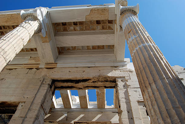 propileos a la acrópolis - column gate classical greek roof fotografías e imágenes de stock