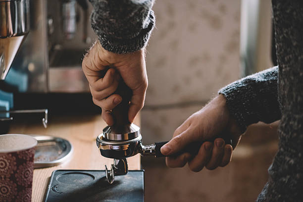 homme tassage du café - tamping photos et images de collection