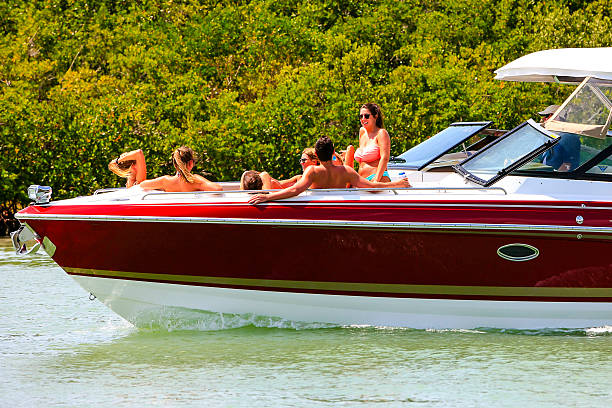 부족의 배죠 원활해짐 리틀 marco island, 나폴리, 플로리다 - motorboating 뉴스 사진 이미지