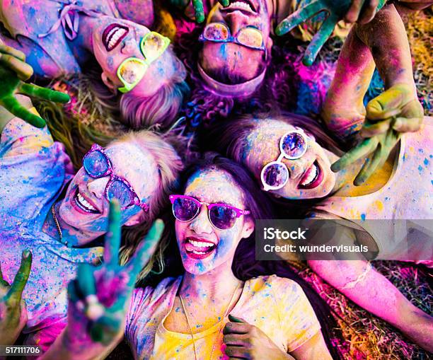 Multiethnische Gruppe Holi Festival Feiern In Park Stockfoto und mehr Bilder von Holi