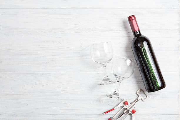 eine flasche wein - decanter wine wineglass red wine stock-fotos und bilder