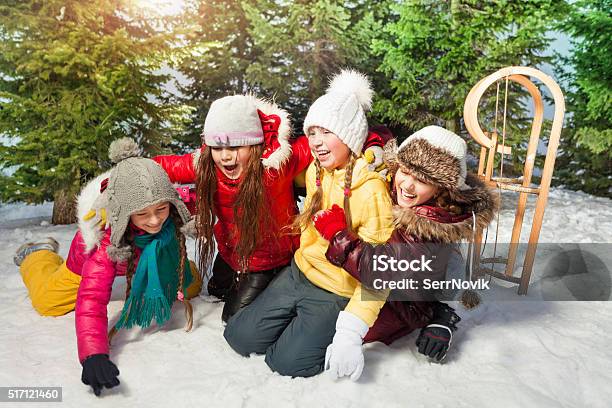 Amigos Jugando Juntos En Juegos De Invierno En La Nieve Foto de stock y más banco de imágenes de Abrazar
