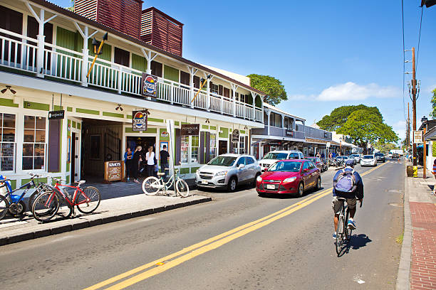 centro di lahaina, dei turisti famose città sulla spiaggia a maui, hawaii - lahaina foto e immagini stock