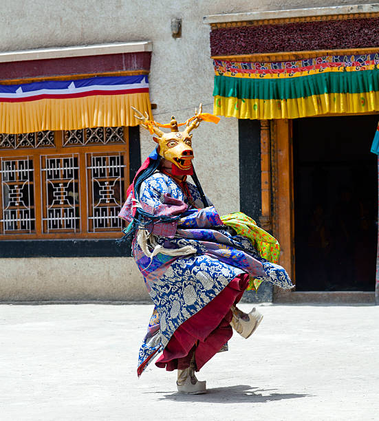 챔 댄스 in 라마유루 곰파 높디높은 산맥, 라다크 (꽝닌 인도 - traditional festival ladakh ethnic music india 뉴스 사진 이미지