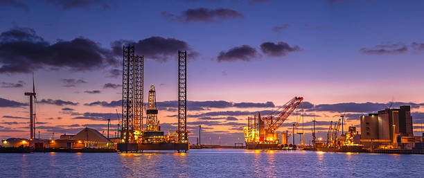 olio piattaforma di perforazione costruzione panorama - oil rig oil sea mining foto e immagini stock