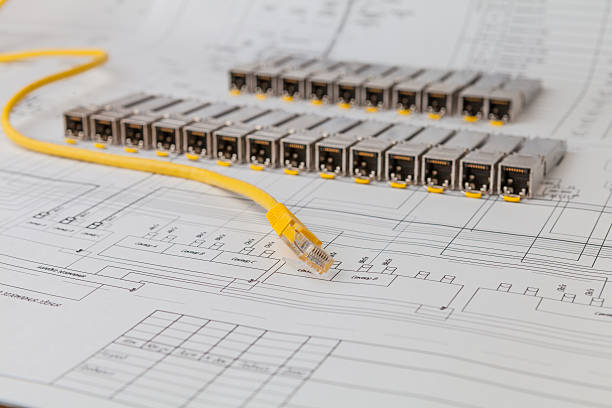 sfp réseau modules de pour changer et un cordon de raccordement de réseau - computer plan fiber optic engineer photos et images de collection