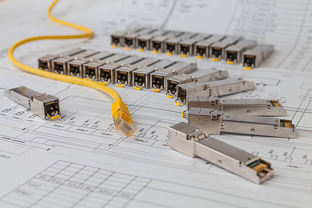 sfp rede módulos para mudar o cabo de rede e sistema - computer plan fiber optic engineer imagens e fotografias de stock