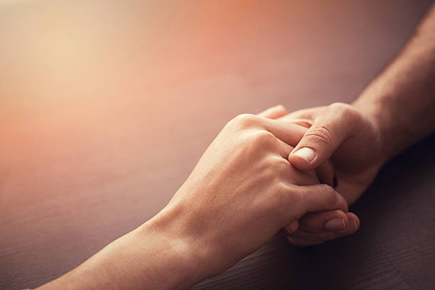 casal de mãos dadas - holding hands human hand romance support imagens e fotografias de stock
