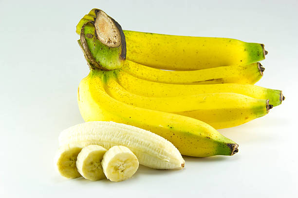 bananes sur un arrière-plan blanc - moving up fruit close to togetherness photos et images de collection