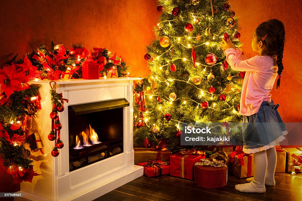 Little Girl decoración árbol de navidad - Foto de stock de Chimenea - Construcción para calentarse libre de derechos