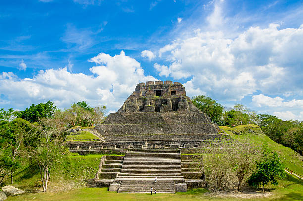 xunantunich sito delle rovine maya in belize - ferrovia sopraelevata foto e immagini stock