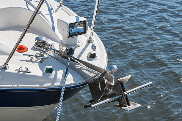 nariz de barco com uma âncora em um dia ensolarado - yacht luxury front view ships bow - fotografias e filmes do acervo
