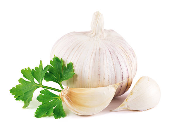 ail avec le persil feuilles sur fond blanc - garlic clove isolated white photos et images de collection