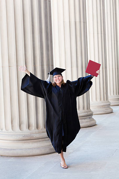 idade média mulher com diploma de graduar-se na escola de universidade - cheering arms raised women university - fotografias e filmes do acervo