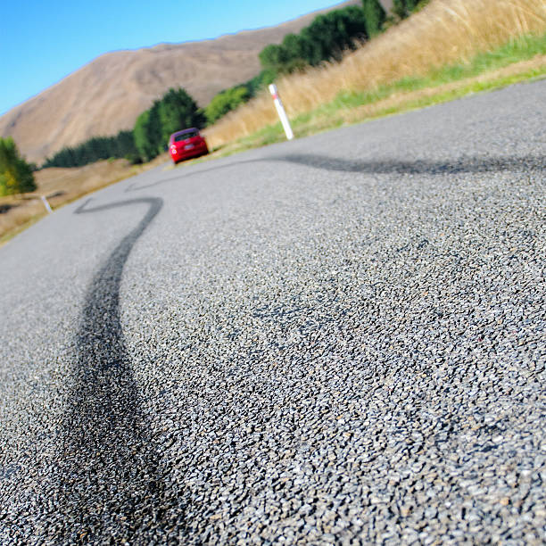 auto incidente rurale - skidding bend danger curve foto e immagini stock