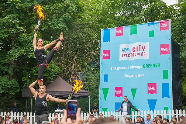 fire akrobatów w laya healthcare święto - juggling fire carnival women zdjęcia i obrazy z banku zdjęć