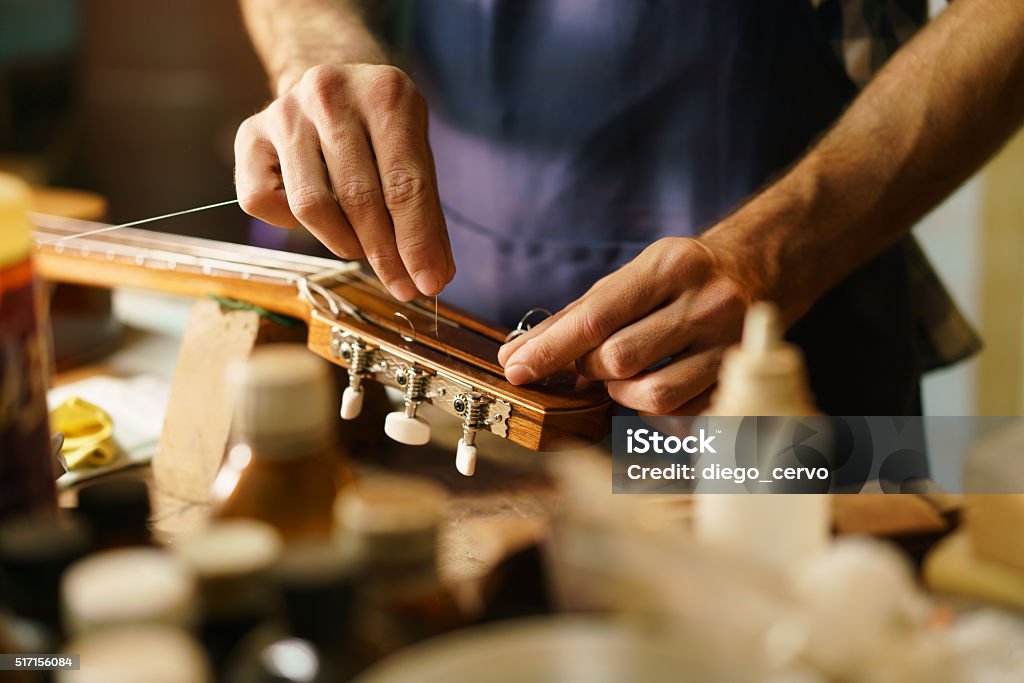 Artigiano liuto per fissare la sostituzione chitarra C strumenti ad arco - Foto stock royalty-free di Chitarra