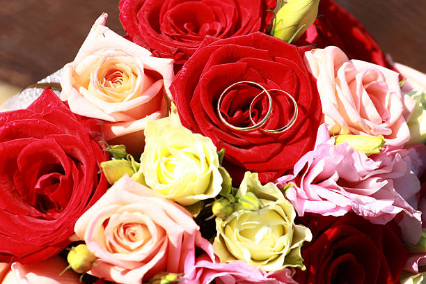 istock Gold rings on a bouquet 517156327