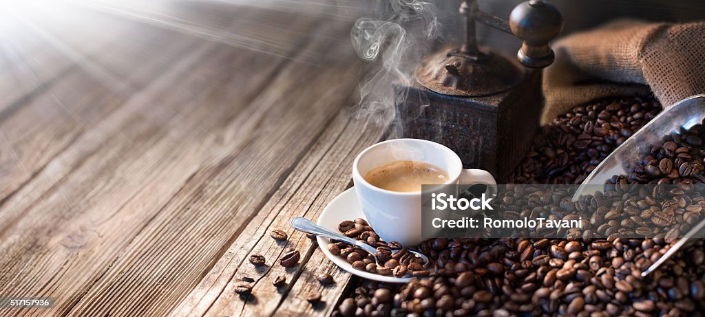 Foto de O Bom Dia Começa Com Um Café e mais fotos de stock de Café - Bebida  - Café - Bebida, Grão de Café, Plano de Fundo - iStock