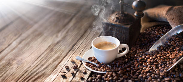 o bom dia começa com um bom café - cup of coffee beans imagens e fotografias de stock