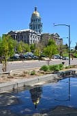 denver-hauptstadt-reflexion-im-wasser.jp