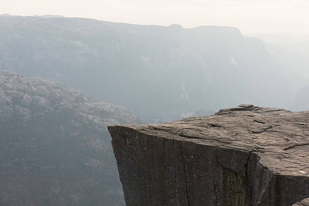 preikestolen-púlpito roca en noruega - cliff fotografías e imágenes de stock