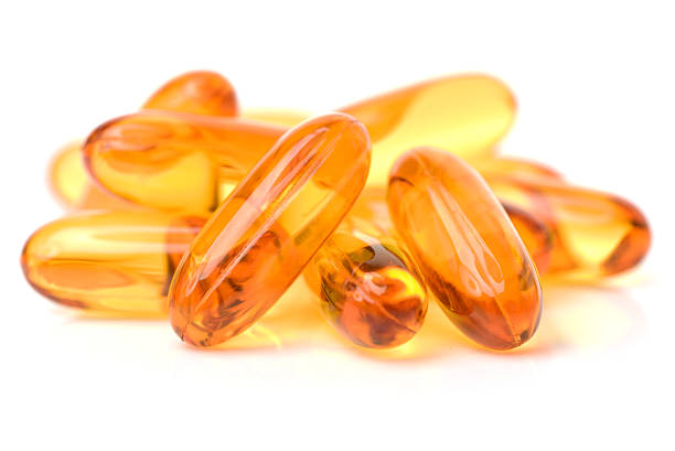vitamin omega - 3 fischöl kapseln - cod liver oil fish oil vitamin e vitamin pill stock-fotos und bilder