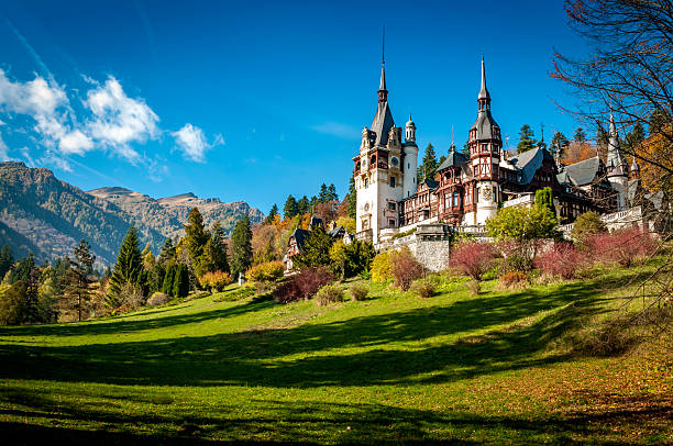 peles schloss in sinaia, rumänien an einem sonnigen herbsttag - east facade stock-fotos und bilder