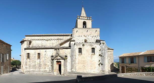 luberon :  a igreja de venasque - venasque imagens e fotografias de stock