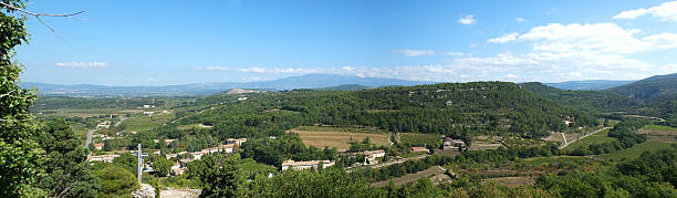 luberon :  o espaço rural em venasque - venasque imagens e fotografias de stock