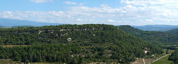 luberon :  o espaço rural em venasque - venasque imagens e fotografias de stock