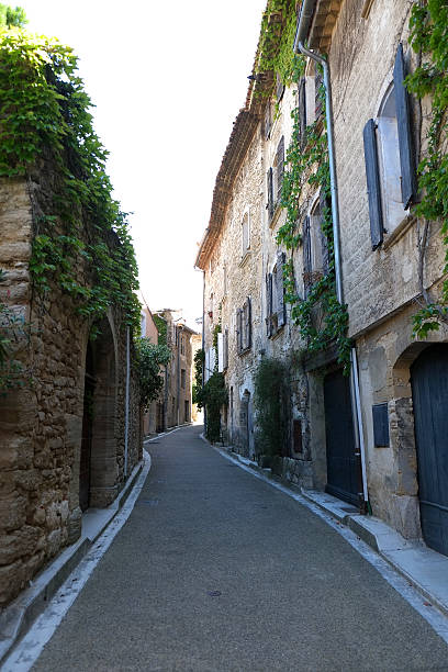 luberon :  aldeia de venasque - venasque imagens e fotografias de stock