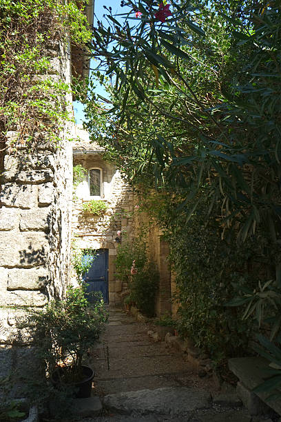 luberon :  aldeia de venasque - venasque imagens e fotografias de stock