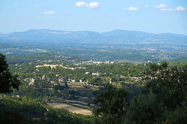 luberon :  o espaço rural em venasque - venasque imagens e fotografias de stock